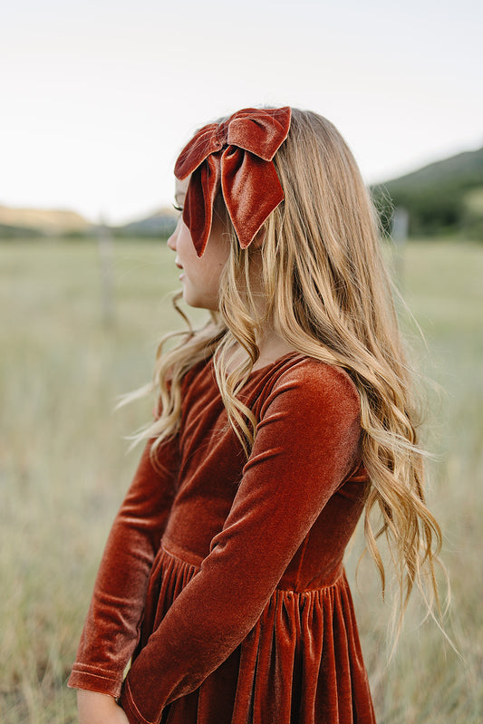 fable bow on clip || gold velvet